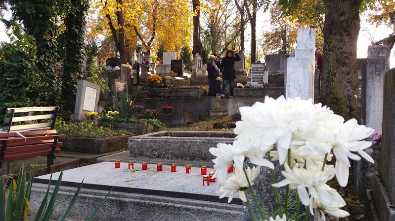 Un bărbat s-a spânzurat în cimitir de crucea soției sale, care murise în aprilie - 00146115large-1528368100.jpg
