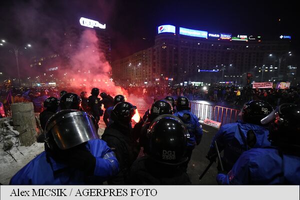 PROTESTUL SE LASĂ CU HAOS / Conflicte între jandarmi și manifestanți - 02012321356983282-1485984717.jpg