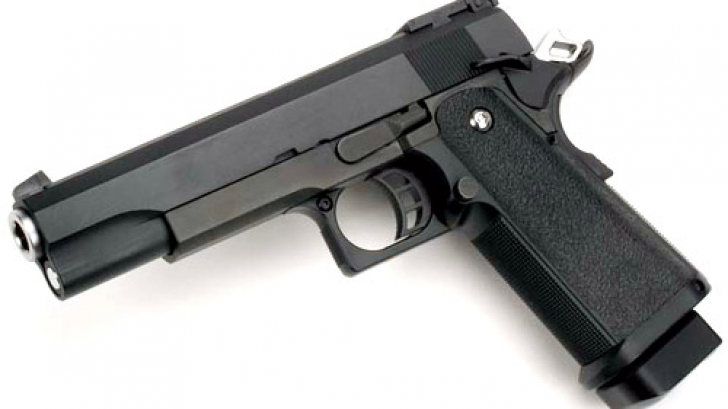 Tâlhărie cu batic și pistol de jucărie, în Argeș.  Agresorul a fost prins în Constanța - 02co2gunhg197l17742900-1351703698.jpg