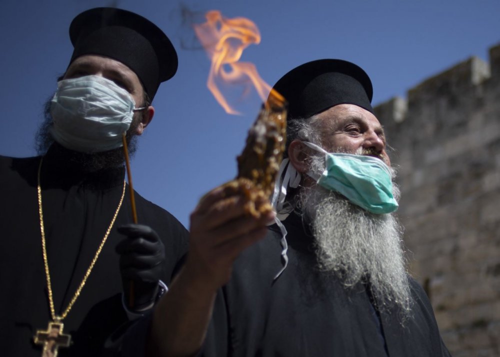 Câțiva credincioși ortodocși au asistat la aprinderea Luminii Sfinte din Ierusalim - 03husseinjumbo6-1587217671.jpg