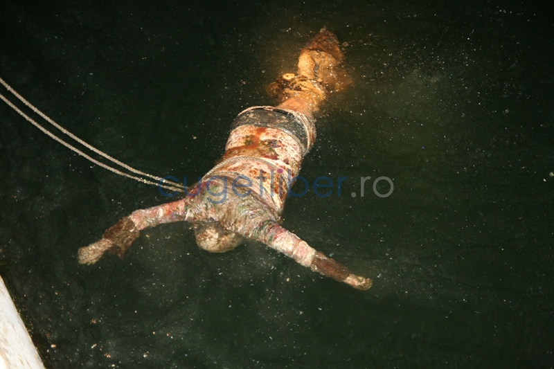 O femeie a fost găsită pe fundul Canalului Dunăre - Marea Neagră, legată cu un cablu metalic de o dală de beton (galerie foto - ATENȚIE, IMAGINI ȘOCANTE) - 07a2470081a8add64439de078c6a974b.jpg