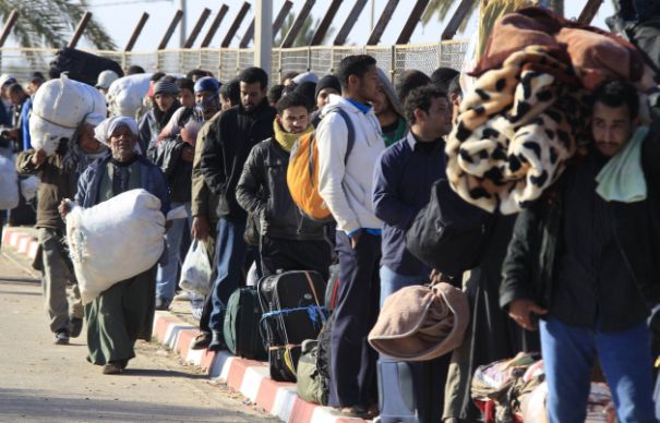 Marea fugă din Egipt. Peste 25.000 de egipteni au fugit din Libia; Cairo cere o intervenție internațională în această țară - 08libiareuters01-1425031845.jpg