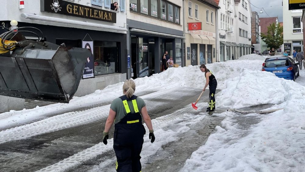 Plugurile de zăpadă, scoase pe străzile din Germania după o furtună de vară. Stratul de grindină a ajuns la 30 de centimetri - 0a752834d9414dec8da455dd8b9516c0-1691252360.jpg