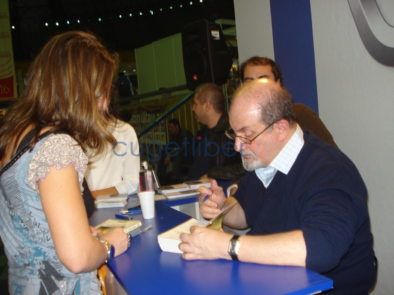 Sesiunea de autografe a lui Salman Rushdie a deschis Târgul de Carte 