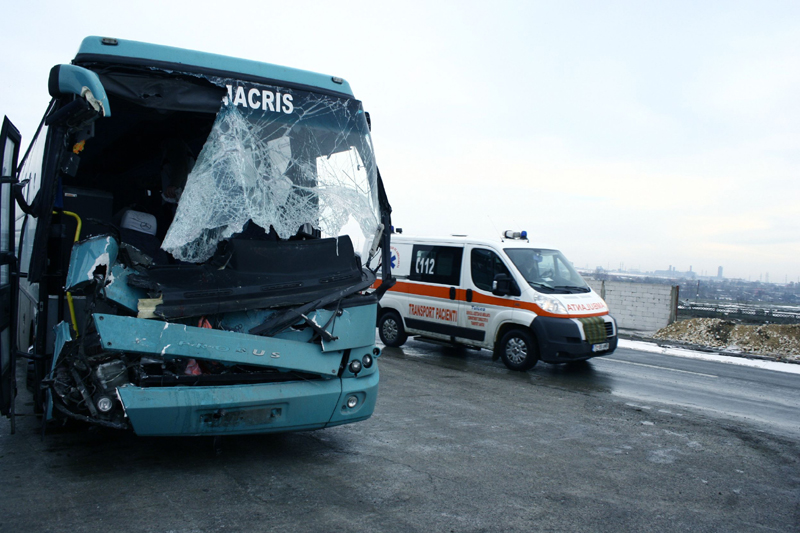 Doi bărbați au murit și șapte persoane au fost rănite, după ce un autobuz s-a izbit de un utilaj de deszăpezire - 0d2079fe937915c5f0deb33d45545727.jpg