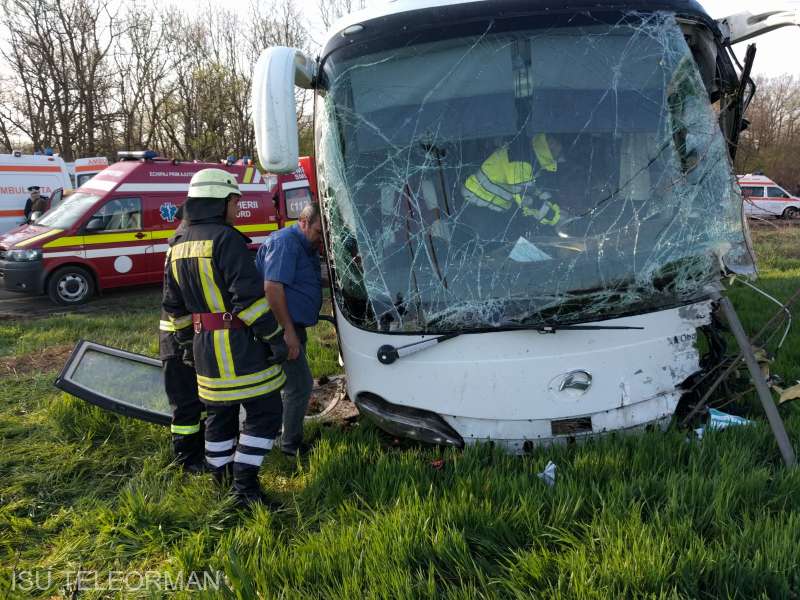 15 persoane implicate în accident! UN MORT ȘI NOUĂ RĂNIȚI - 1-1523515987.jpg