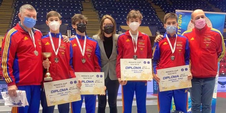 Scrimă / Echipa masculină de sabie a României, medaliată cu argint la Riposta Cup 2022 - cadeţi - 1-1643714513.jpg