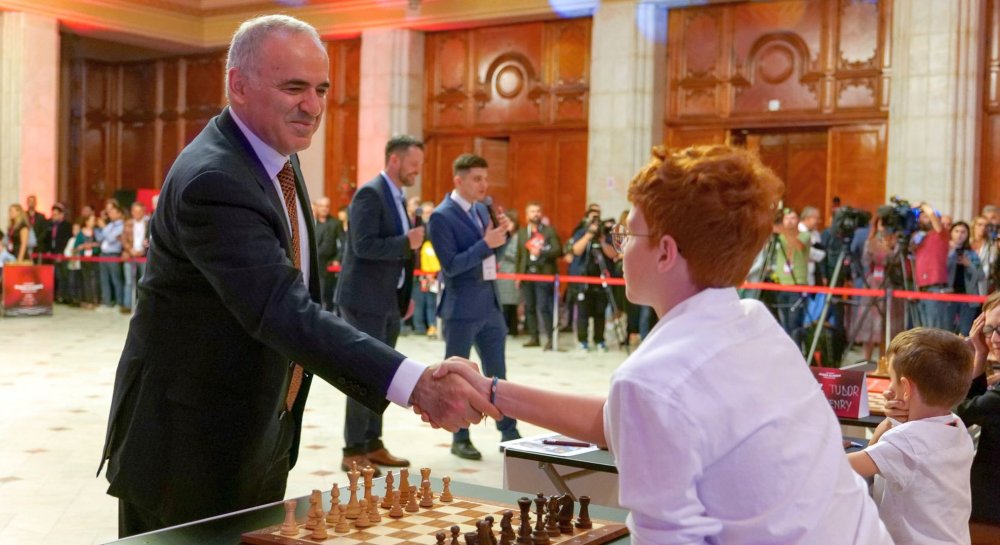 Şah / Marele maestru rus Garry Kasparov, prima mutare simbolică a turneului internaţional de la Bucureşti - 1-1651752277.jpg