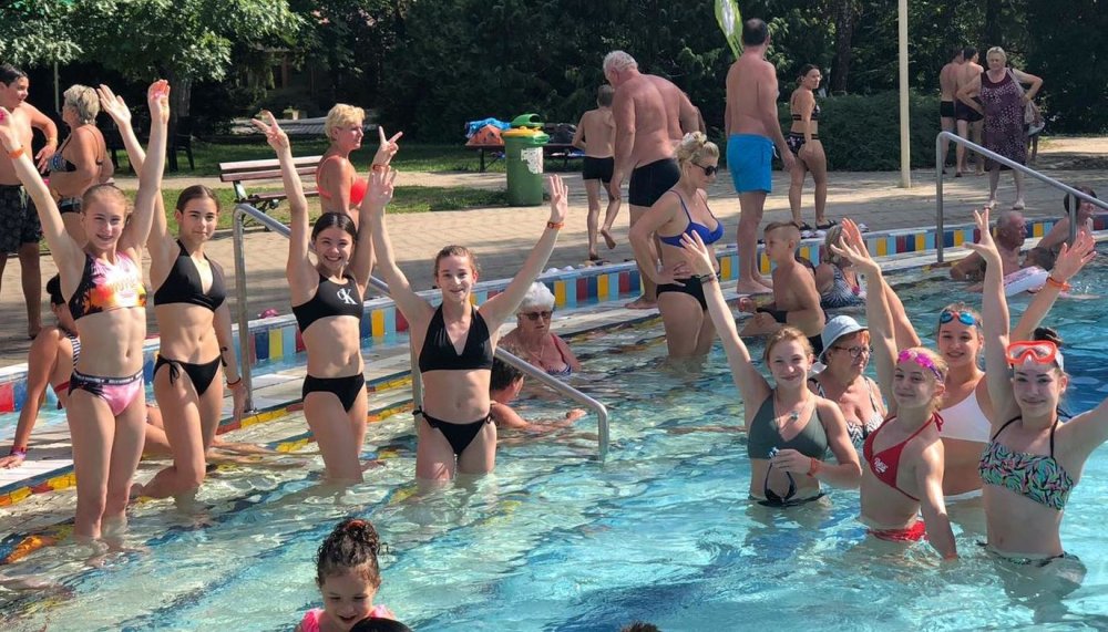 Gimnastele tricolore, relaxare la piscină, în Ungaria - 1-1661684995.jpg