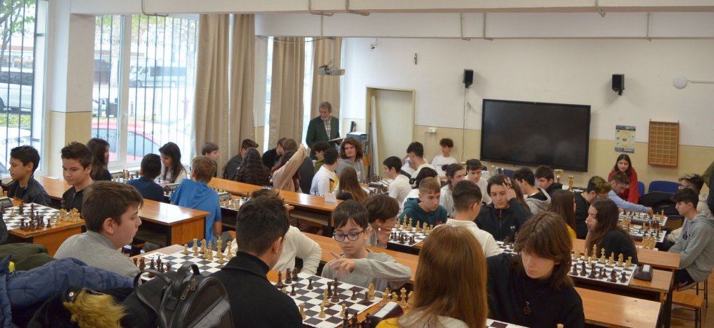 Sportul minţii / Colegiul „Mircea”, pe primul loc la Concursul județean „Magia șahului la elevi” - 1-1670596520.jpg