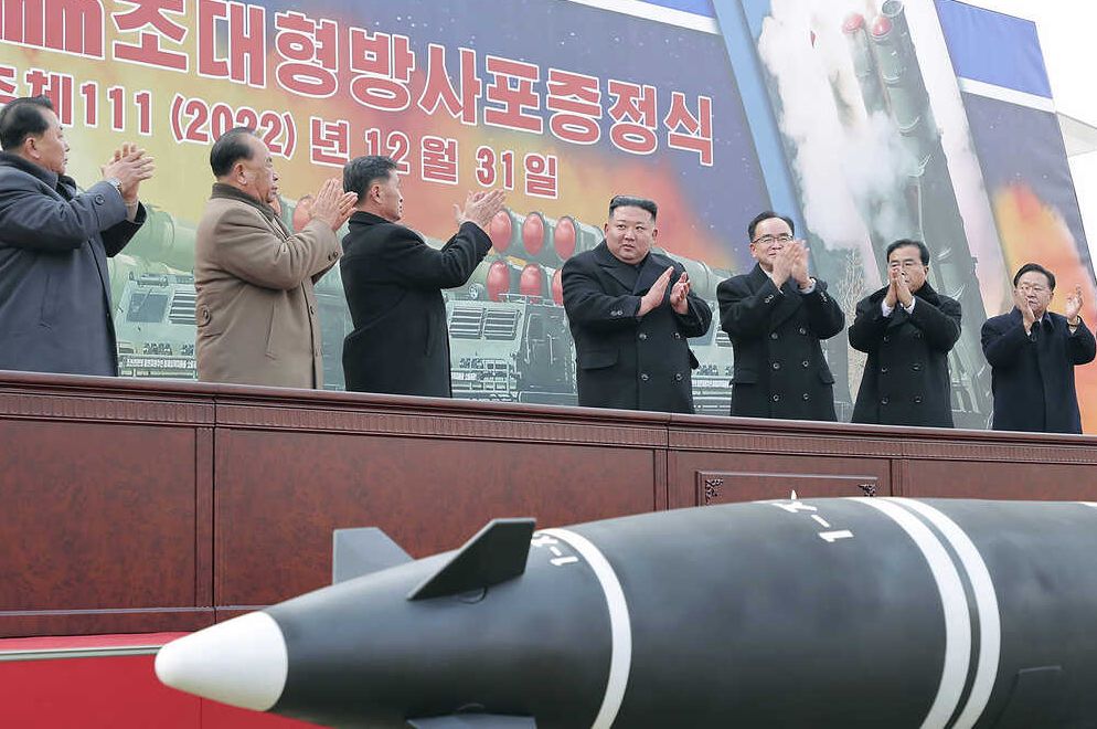 Kim Jong Un ordonă creşterea producţiei nucleare militare a Coreei de Nord - 1-1679987229.jpg