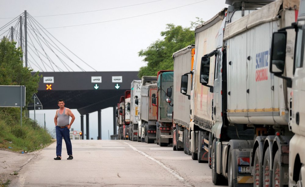 Kosovo permite vehiculelor sârbe şi mărfurilor să treacă din nou frontiera - 1-1687077056.jpg