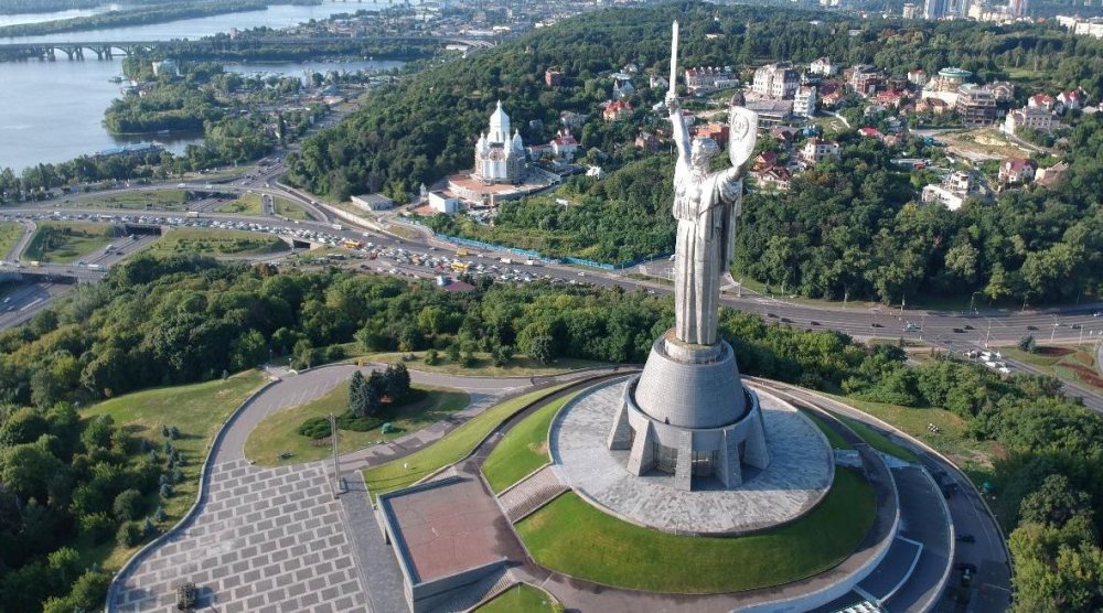 Ucraina înlătură simbolurile sovietice de pe monumentul Patriei Mamă din Kiev - 1-1691392631.jpg