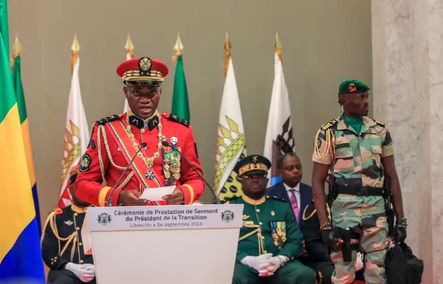 Liderul loviturii de stat militare din Gabon a depus jurământul de preşedinte - 1-1693898899.jpg