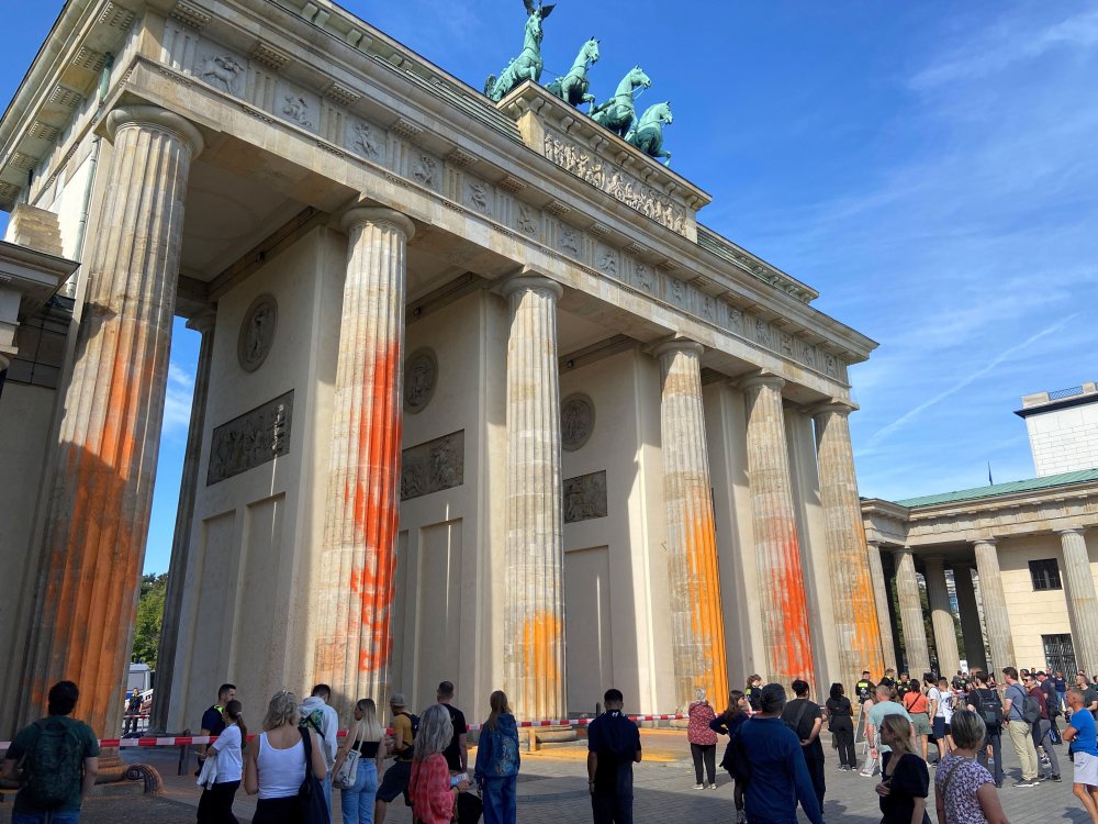 Activişti ecologişti au vopsit cu spray poarta Brandenburg din Berlin - 1-1695021442.jpg