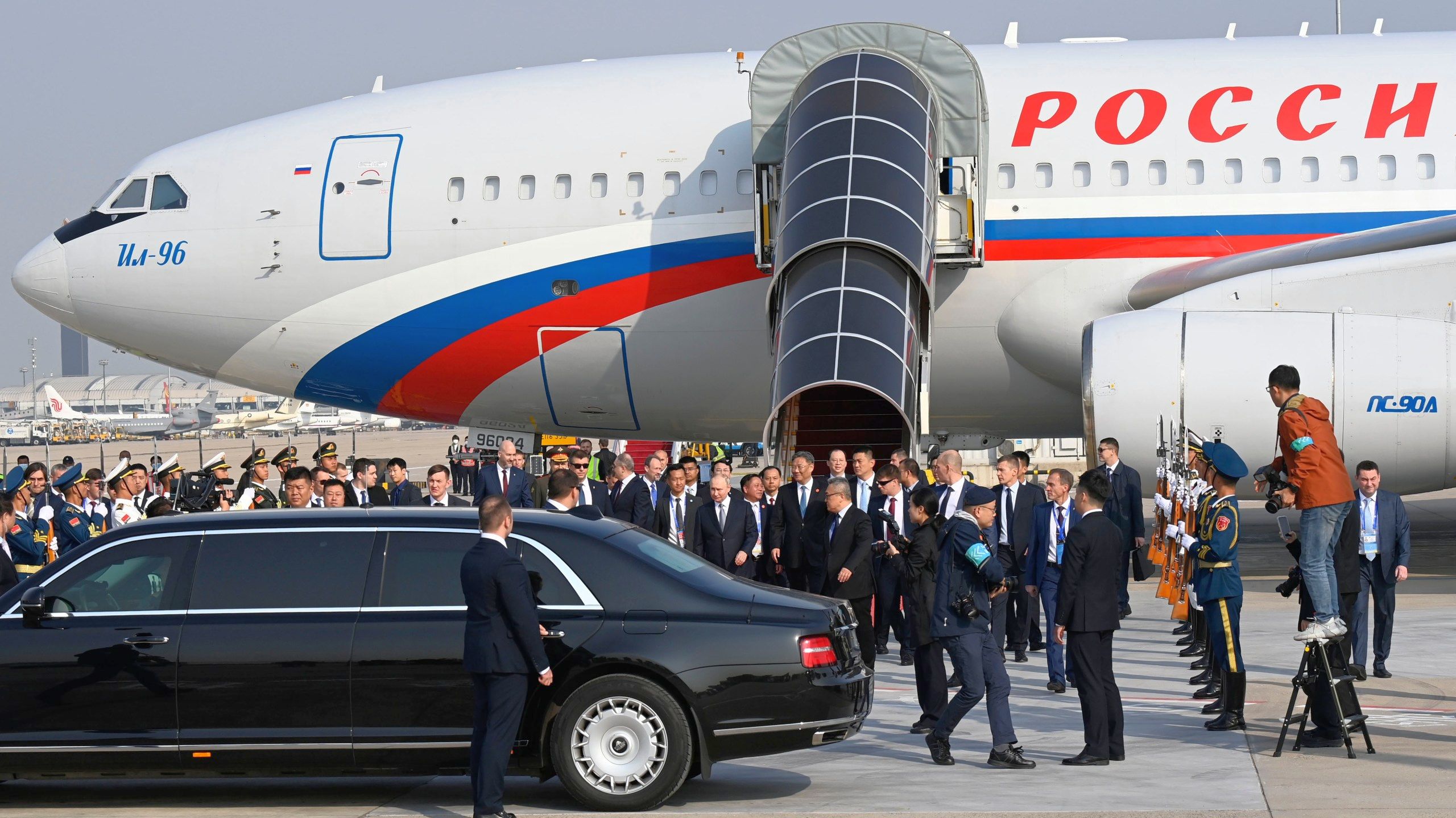 Vladimir Putin îl vizitează pe „prietenul drag” Xi Jinping, pentru a demonstra parteneriatul „fără limite” dintre Rusia şi China - 1-1697527144.jpg