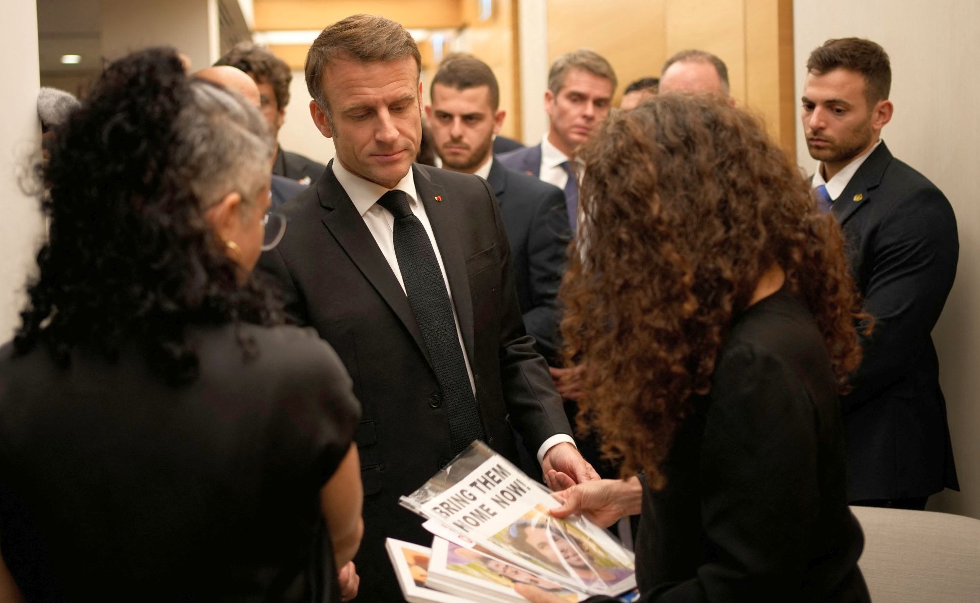 Emmanuel Macron va organiza un omagiu pentru victimele franceze ale atacului Hamas în Israel - 1-1698308047.jpg