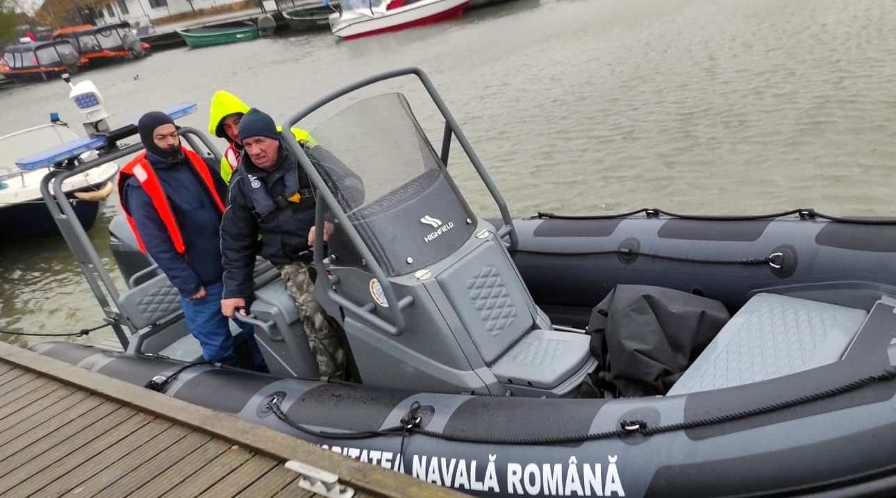 ANR, acţiune de salvare a doi turişti rătăciţi în Delta Dunării. Ambarcaţiunea lor, surprinsă de furtună - 1-1700477947.jpg