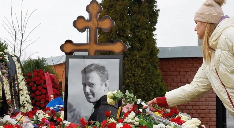Părinţii lui Aleksei Navalnîi mulţumesc miilor de ruşi care i-au adus un omagiu - 1-1710061128.jpg