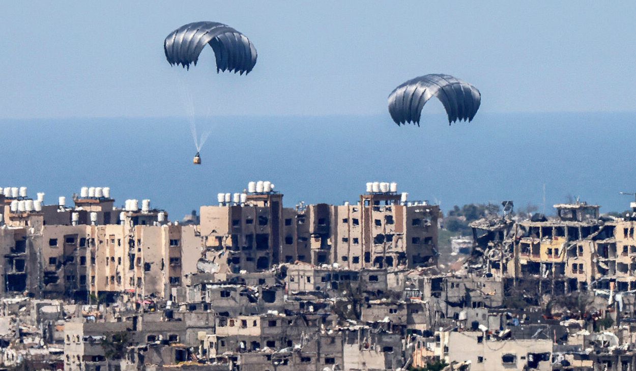 Casa Albă: SUA vor continua paraşutarea de alimente în Fâşia Gaza - 1-1711530021.jpg