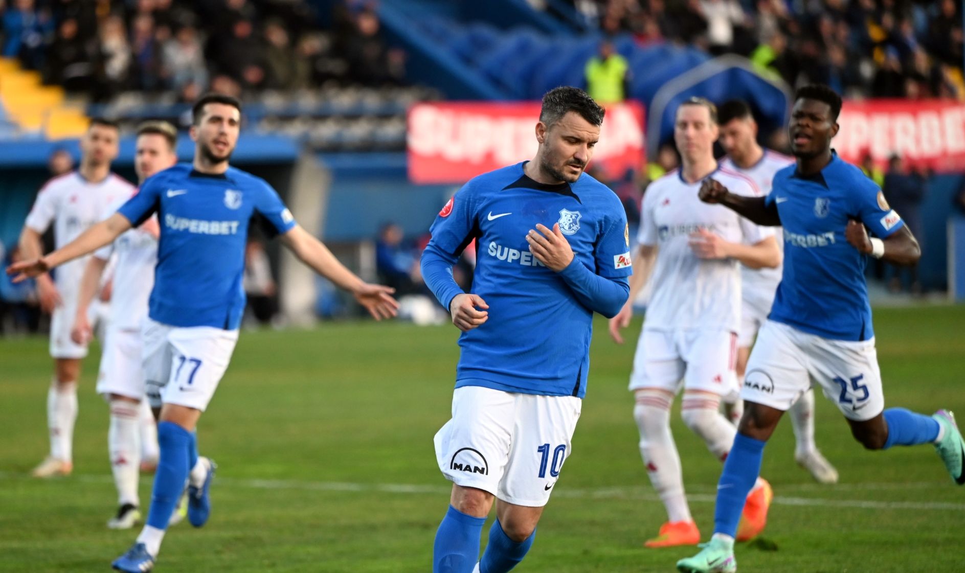 FC Farul s-a despărţit de atacantul Constantin Budescu înaintea duelului cu Universitatea Craiova - 1-1715510259.jpg