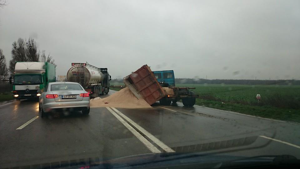 La ieșire din Constanța / Tone de cereale pe asfalt din cauza unui șofer neatent - 10013645102029857842371875151684-1418203016.jpg