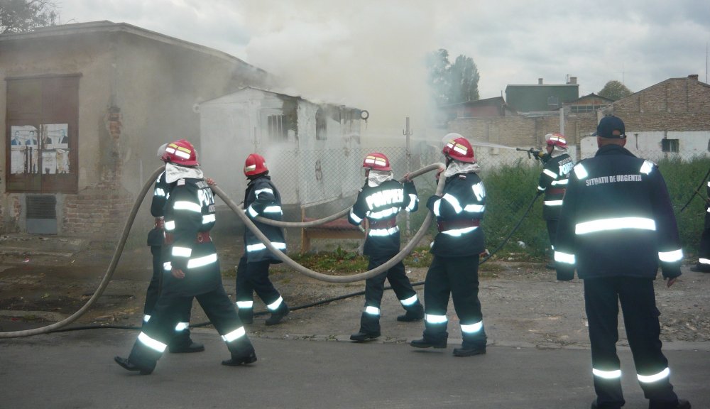 ACOPERIȘUL UNEI CASE, ÎN FLĂCĂRI! Trei echipaje de pompieri sunt la incendiu! - 10febrincendiu-1581327771.jpg