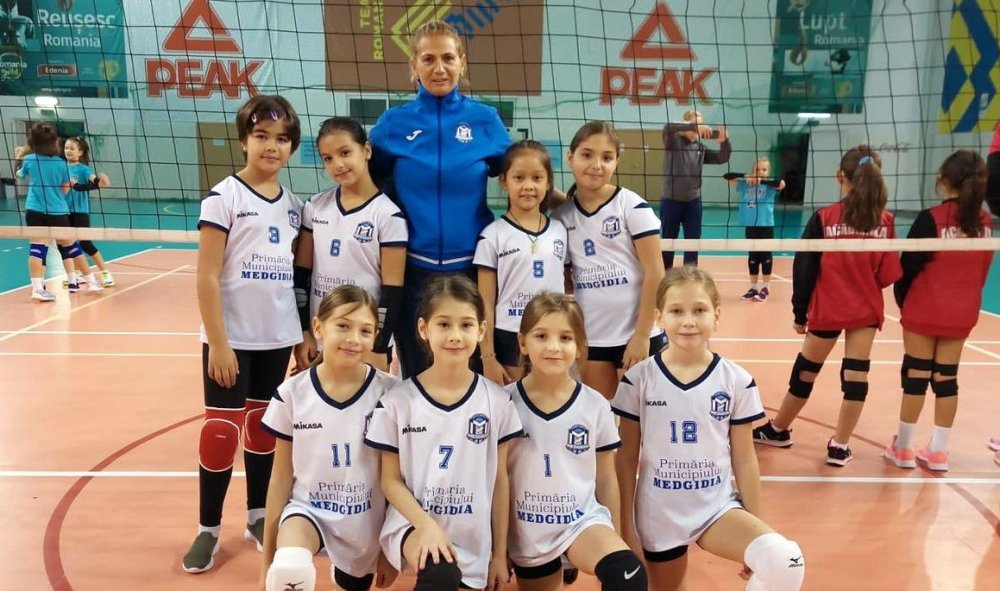 Micile voleibaliste de la CS Medgidia vor participa la „Kids Volleyball” de la Izvorani - 11-1668773796.jpg