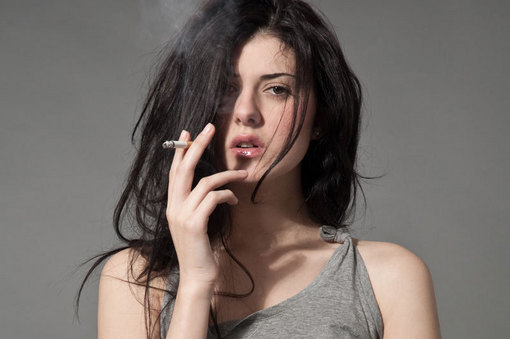 Numărul femeilor fumătoare din România s-a dublat în ultimii 20 de ani - 1111femeiefumeazashutte-1314009034.jpg