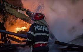 Locuință din Tulcea arsă din temelii. Pompierii s-au luptat din greu pentru ca incendiul să nu se extindă - 112-1670148925.jpg