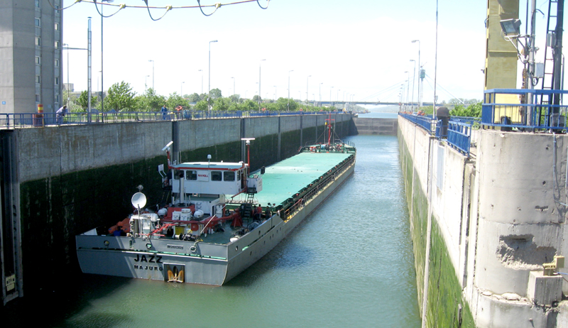 1.733 unități navale au tranzitat canalele navigabile în luna ianuarie - 1173unitati-1422984608.jpg