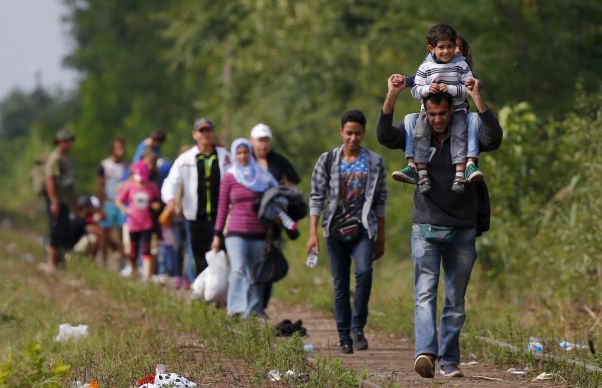Criza refugiaților: Austria și Slovacia reintroduc temporar controalele la frontieră - 11migrantiungaria465x390-1442234420.jpg