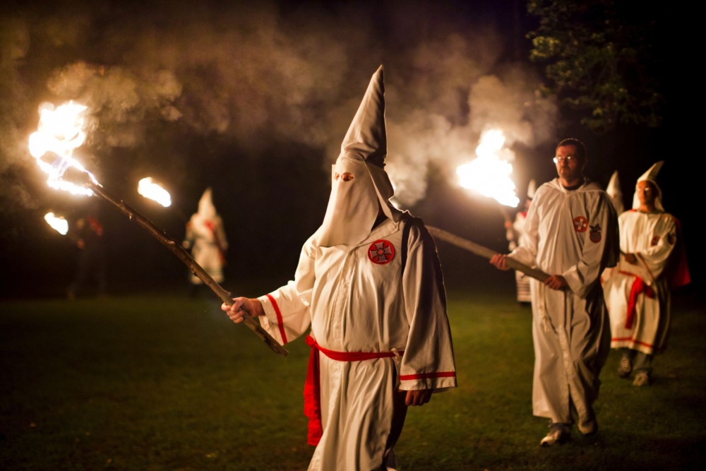 Cum încearcă organizația rasistă Ku Klux Klan să recruteze noi adepți - 12-1402393697.jpg