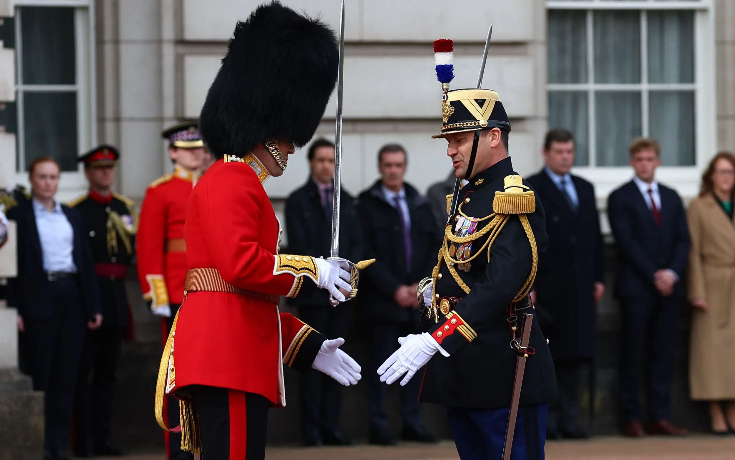 Schimb de parade a gărzilor la palatele Élysée şi Buckingham, la marcarea a 120 de ani de Antantă Cordială - 120-antanta-1712593752.jpg