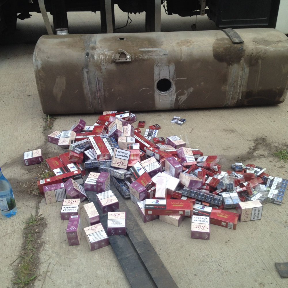 12.000 pachete de țigări și două autocamioane confiscate de vameși - 12000depachetedetigariconfiscate-1526036228.jpg