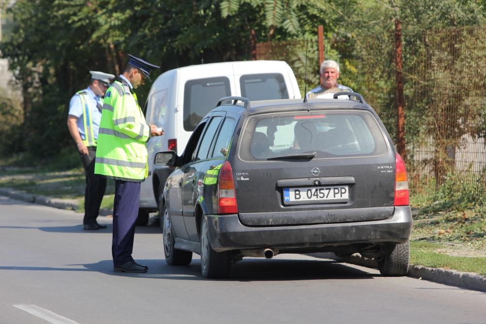 Polițiștii care au cerut mită unui șofer au fost suspendați din funcții - 12decembriepolitistispaga-1386844395.jpg
