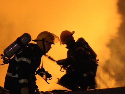 Incendiu în cartierul Faleză Nord - 1320899379pompieriincendiu-1325941855.jpg