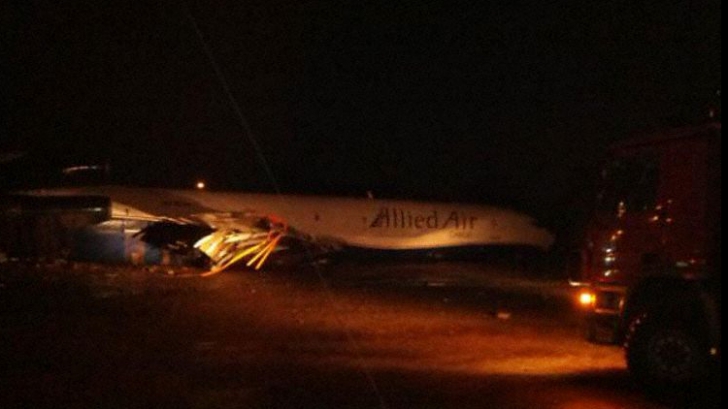Ghana: Un avion cargo nigerian a ratat aterizarea și a lovit un microbuz provocând moartea a 10 persoane - 1338697305a1-1338719073.jpg