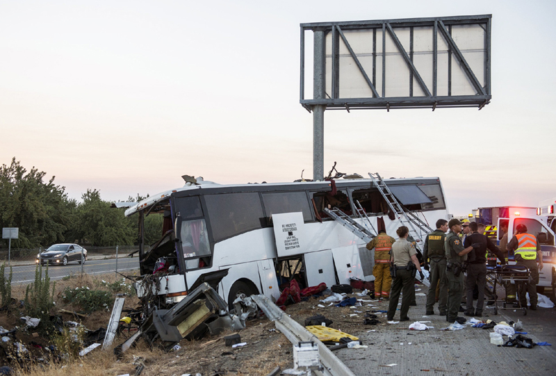 Tragedie rutieră. 13 morți  și zeci de răniți în accidentul unui autobuz în California - 13mortiincalifornia-1477307962.jpg