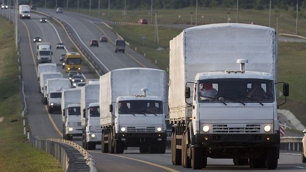 Primele vehicule din al doilea convoi umanitar rus au trecut frontiera spre estul Ucrainei - 1407908624783jpg620x34911173200-1410589525.jpg