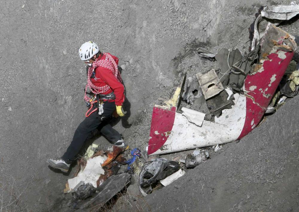 Accident Germanwings. Fișa medicală a lui Andreas Lubitz, predată procurorilor - 150330germanwingsseachjsw02422p2-1427724487.jpg