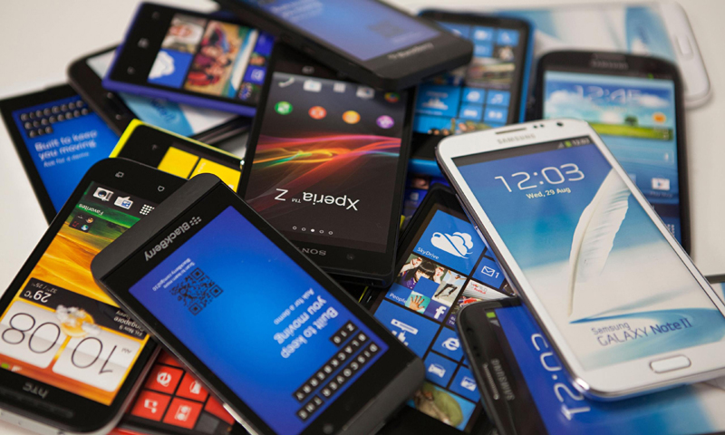 Furt de proporții  în magazinul  Media Galaxy  din Constanța.  Au dispărut 150 de telefoane iPhone  și Samsung - 150de-1482071925.jpg