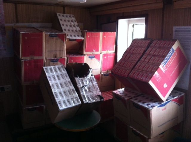 PERCHEZIȚII LA CONTRABANDIȘTII DE ȚIGĂRI / Au fost confiscate zeci de mii de pachete de țigări, mașini și valută - 15februarieperchezitiitigari-1360917055.jpg