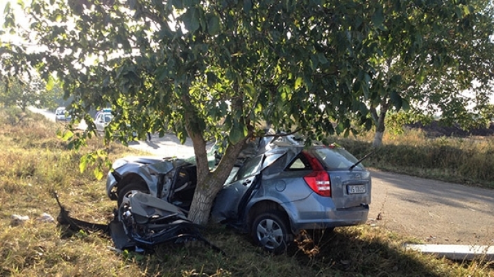 Un șofer a intrat cu mașina în copac, în Constanța - 15iuliemasinasursaromaniatv-1594793846.jpg