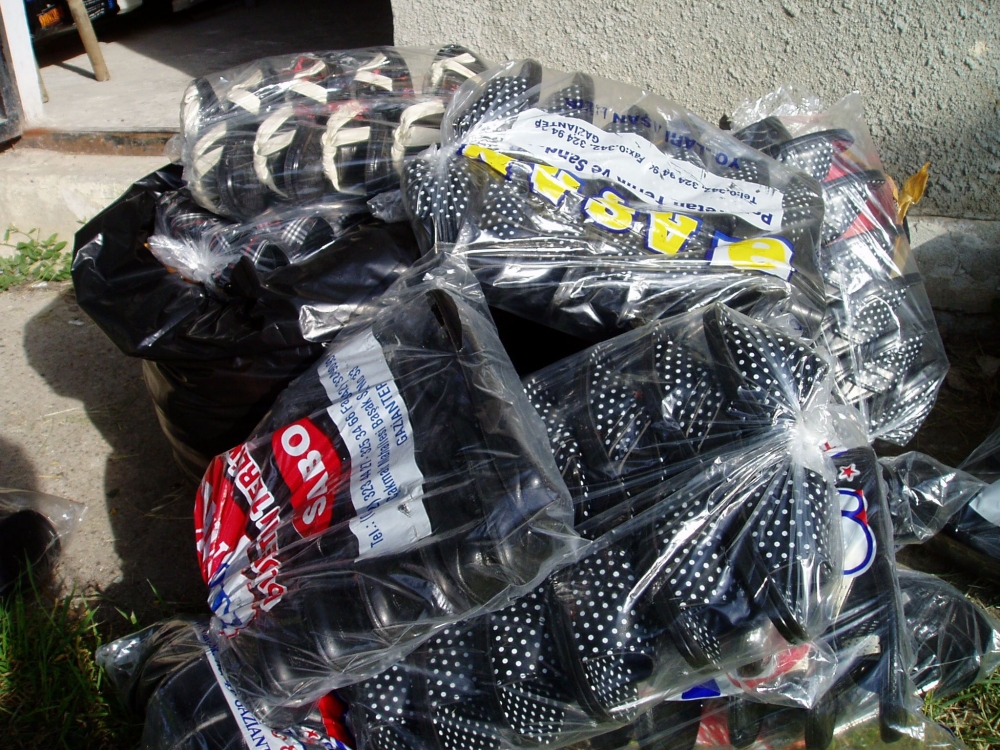 Mii de papuci pentru copii, confiscați la Agigea - 15maiimbracamintegarda1337068992-1401277254.jpg