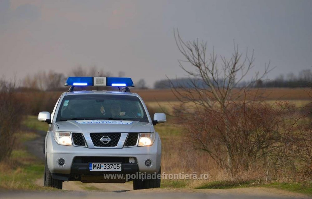 Bărbat fără permis, prins de polițiștii din România, în timp ce ajuta 12 străini să treacă ilegal granița - 1650700135426dsc6507s4-1650798764.jpg