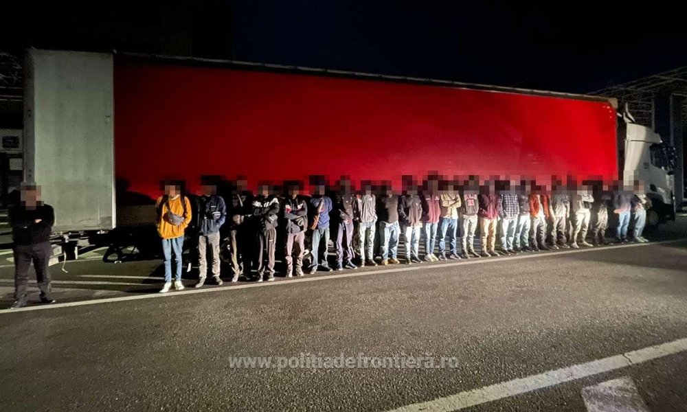 Două TIR-uri, încărcate cu profile de aluminiu şi metal, oprite la frontiera cu Ungaria. 26 de cetățeni străini depistaţi ascunşi - 166305566030713816s4-1663054610.jpg