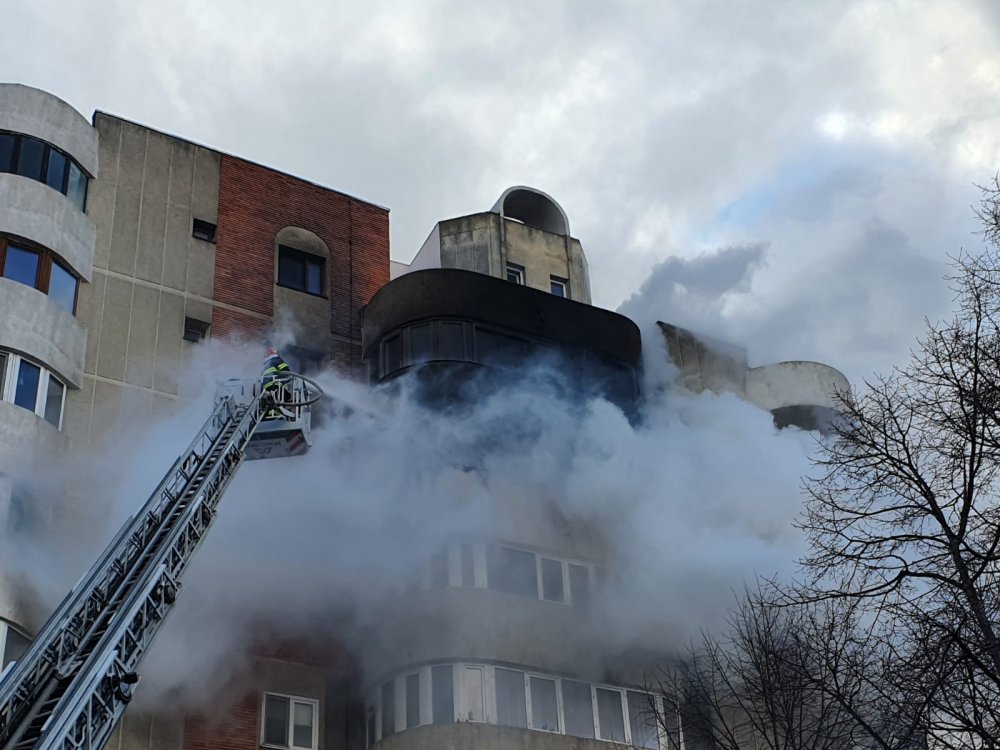HALUCINANT! Autoscara pompierilor a ajuns la incendiu la DOUĂ MINUTE după ce a căzut victima de la etajul 6! - 16febrincendiuisu-1613474344.jpg