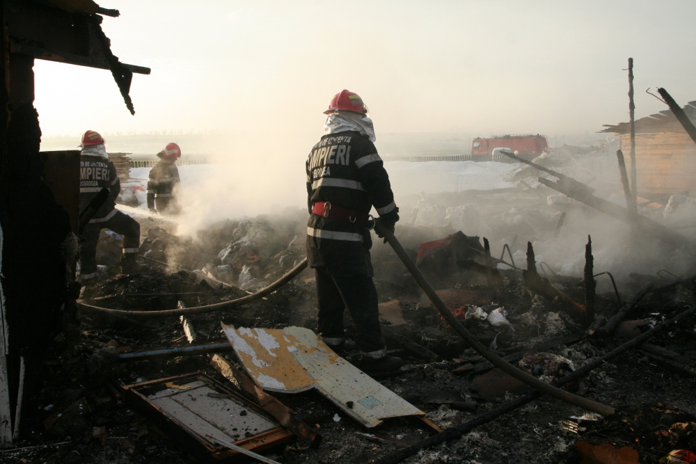 Un constănțean a ars de viu, într-o casă din cartierul Km 4-5 - 16ianuariearsincasapompieri19-1389887263.jpg