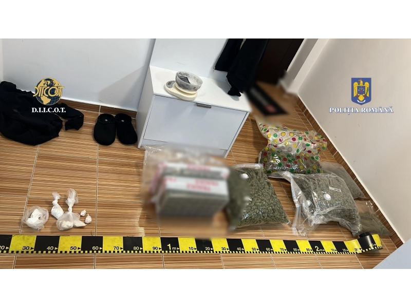 Canabis, cocaină, bani şi materiale pirotenice, descoperite de poliţiştii de la antidrog - 1707399613big9-1707469770.jpeg